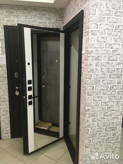 Дверь входная с зеркалом 