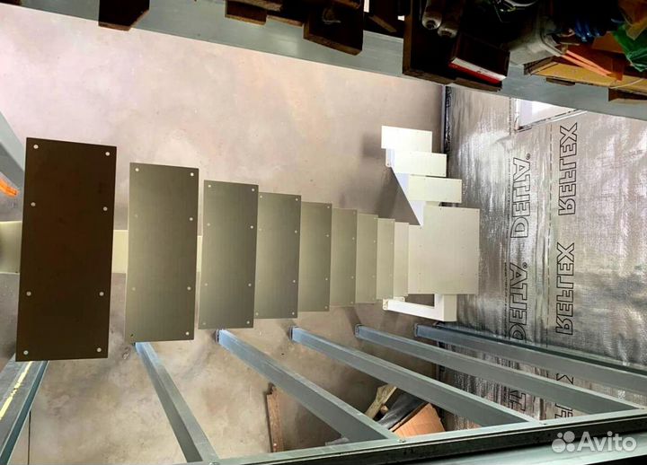 Лестница прямая на металлокаркасе