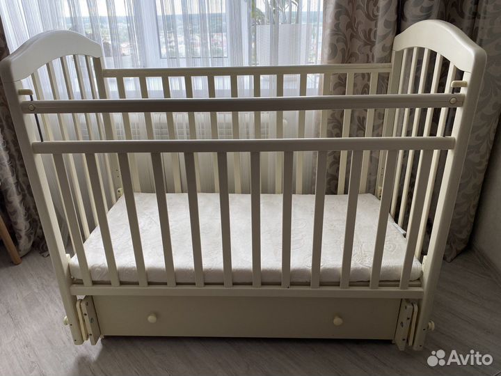 Детская кроватка с маятником и ящиком