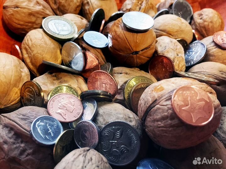 Подарочный необычный набор монет из 59 стран мира