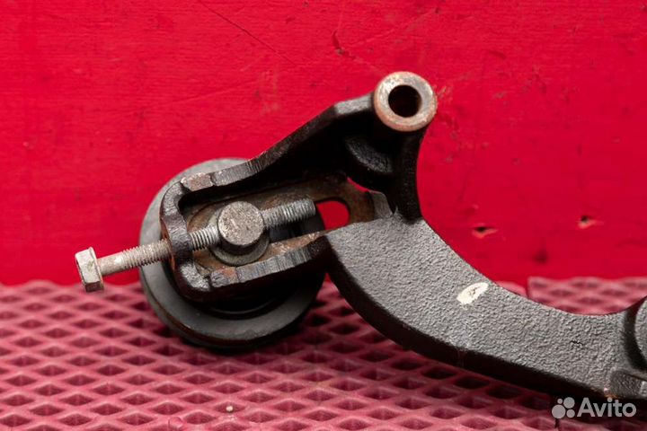 Кронштейн обводного ролика Toyota Land Cruiser 200