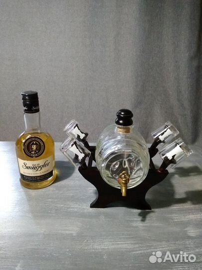 Бочонок и стаканы для спиртного