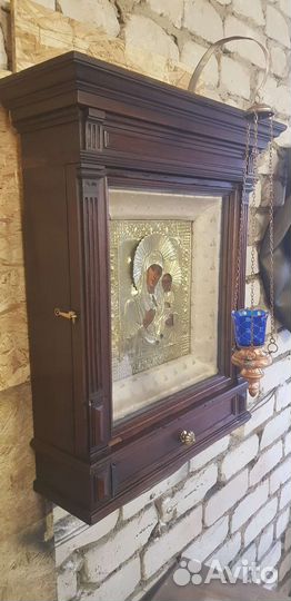 Старинная икона в киоте