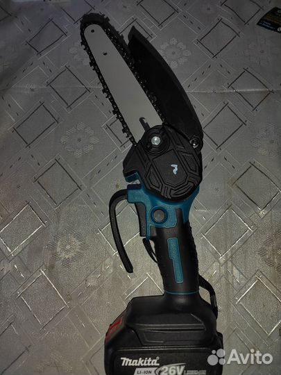 Аккумуляторная цепная пила makita