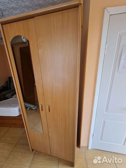 Шкаф платяной