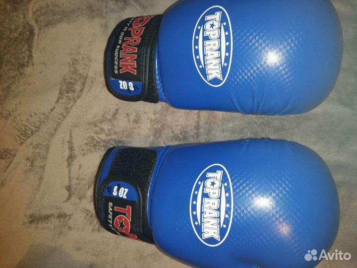 Боксерские перчатки и шлем