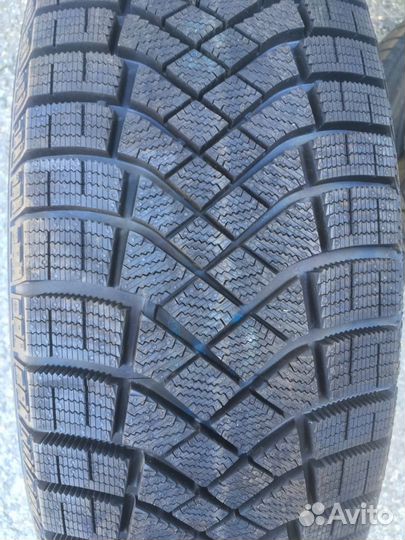Pirelli Ice Zero FR 215/65 R17 103T