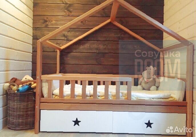 Детская кровать домик из настоящего дерева
