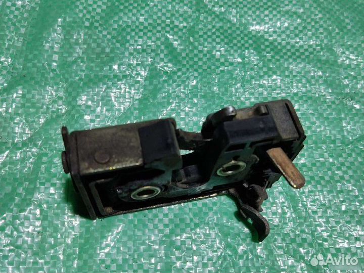 Замок двери задний левый Volkswagen Passat B3