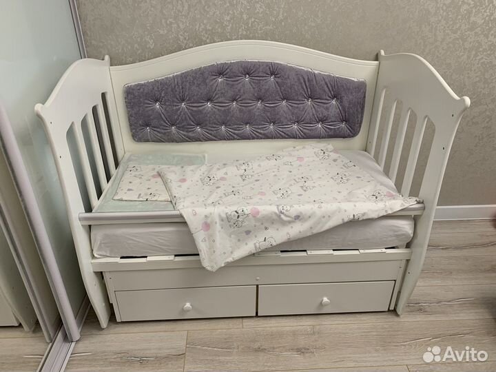 Детская кроватка с маятником и ящиками