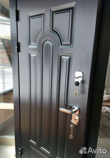 Морозостойкие двери с терморазрывом серого цвета