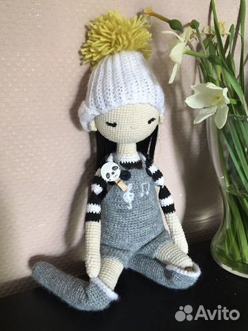 Вязаная кукла интерьерная
