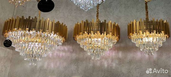 Люстра бра лампы обои двери шторы диваны мебель