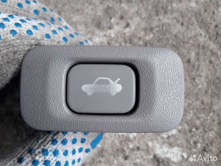 Кнопка багажника Toyota crown S170