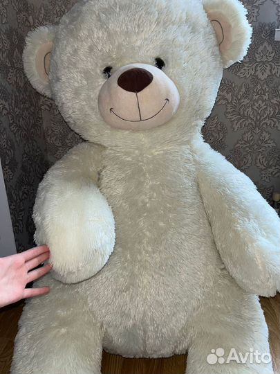 Большой плюшевый медведь