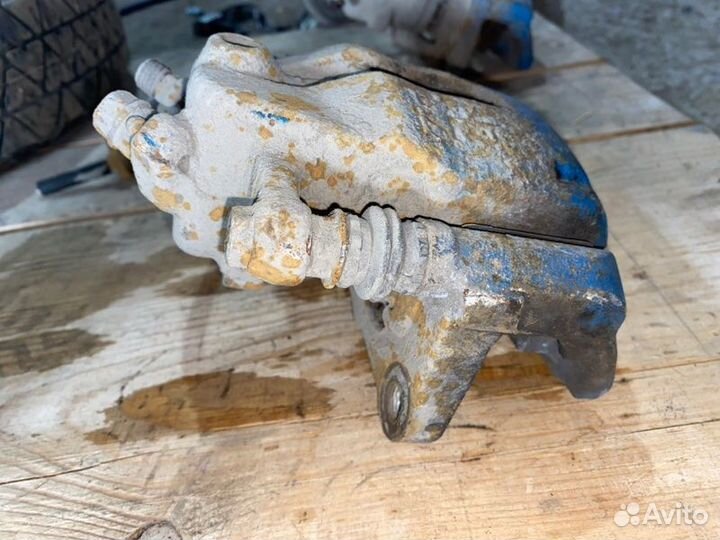 Суппорт передний Suzuki Swift хэтчбек 5 дв 1.3