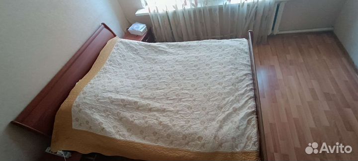Кровать и шкаф