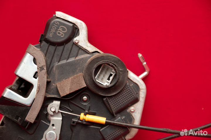 Замок боковой двери передний левый Toyota Land