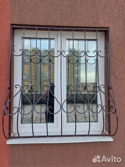 Решетки на окна с элементами ковки