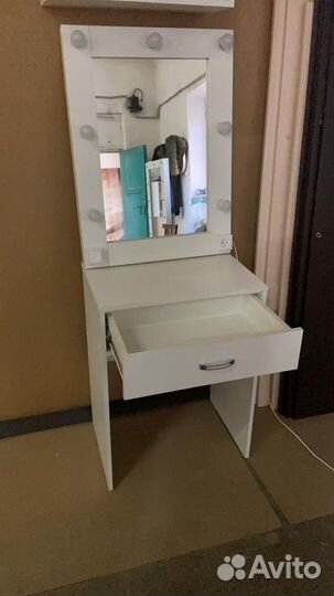 Косметический столик с зеркалом