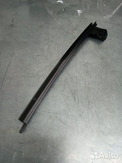 Направляющая стекла двери передняя левая Toyota