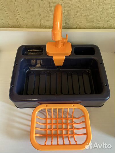 Детская раковина с водой