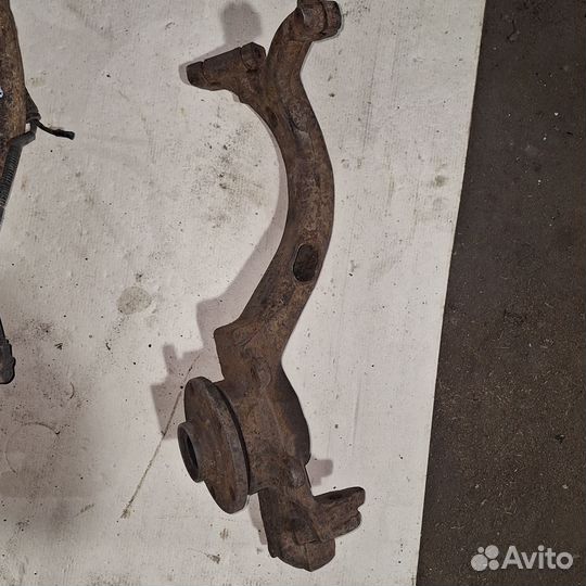 Поворотный кулак Audi A6 C5 левый