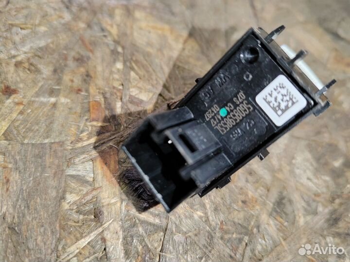 Кнопка стеклоподъемника Volkswagen Tiguan 2 2018