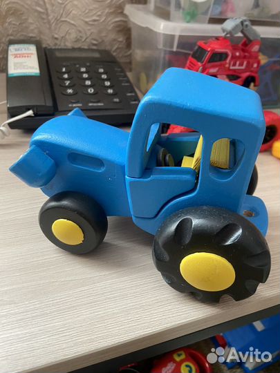 Игрушка синий трактор