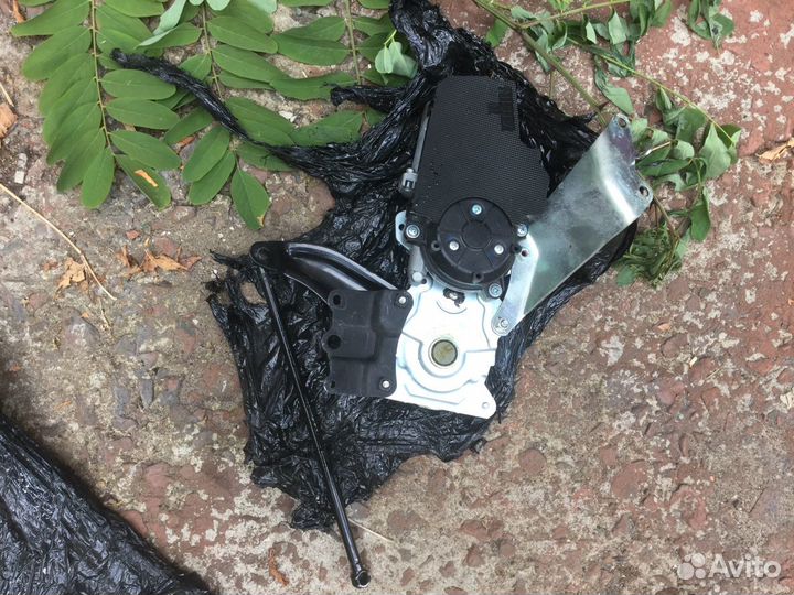 Механизм открывания крышки Toyota Sienna 3