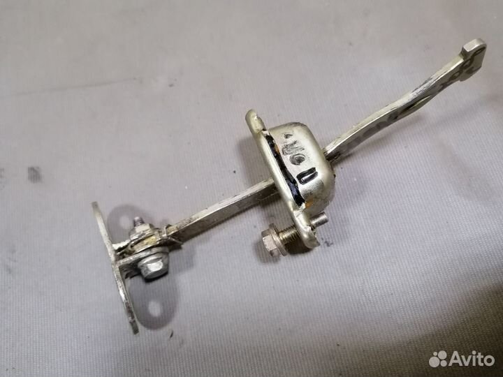 Ограничитель двери перед.правый VW Polo 1999-2001