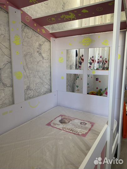 Кровать домик с матрасом, можно и без матраса