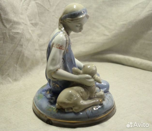 Статуэтка фарфор 