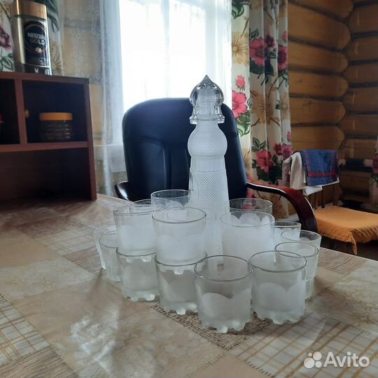 Набор из стеклянного графина рюмок и стаканов