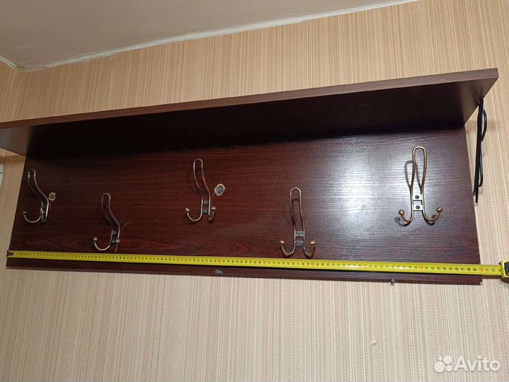 Вешалка настенная для одежды с полкой