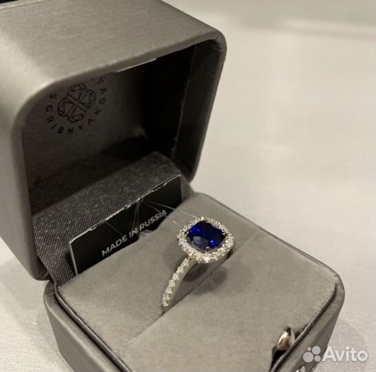 Кольцо с бриллиантом