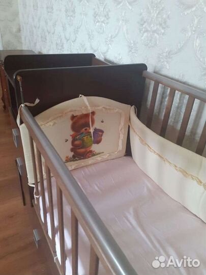 Детская кроватка с продольным маятником