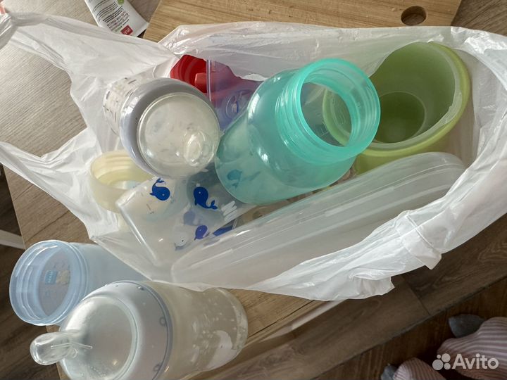 Бутылочки и нагрудник