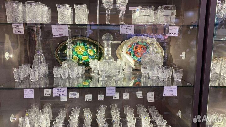 Продавец консультант в магазин хрусталя и посуды