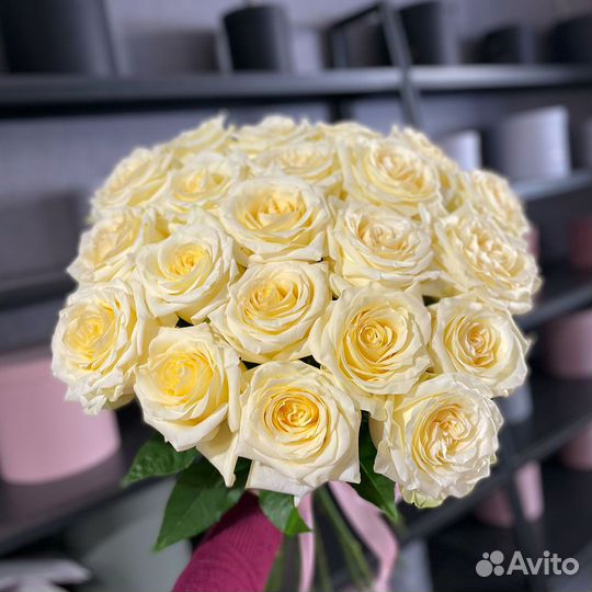 Букет из 21 кремовой пионовидной розы «Кэндллайт»