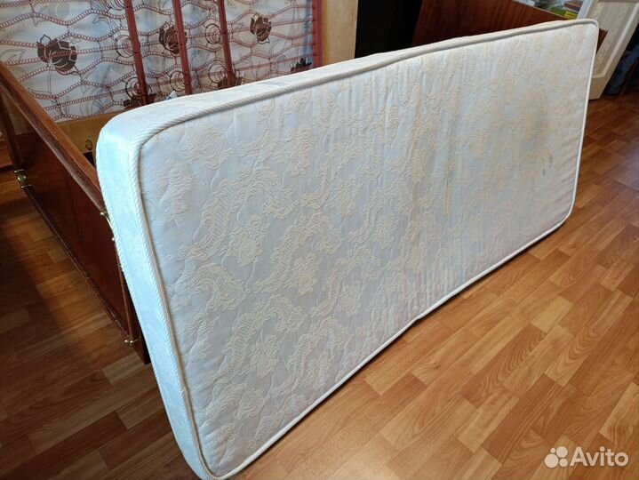 Кровать односпальная с матрасом