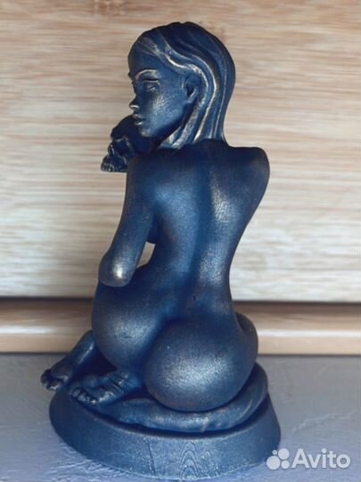 Фигурка статуэтка девушка ню череп