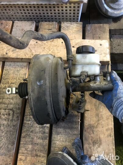 Вакуумник в сборе с гтц Hyundai Sonata 4 EF