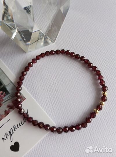 Браслет из граната тонкий с золотистыми бусинами