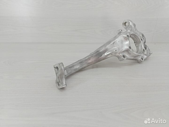 Кулак поворотный правый Audi Q5 (8R) дефект