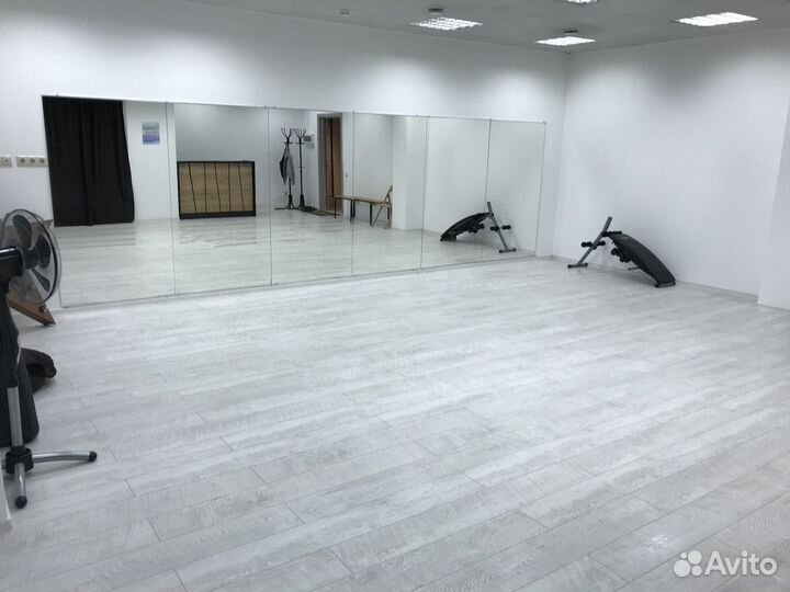 Танцевальный зал с зеркалами