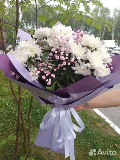 Букет цветов из хризантемы и гипсофилы