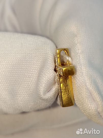 Золотая подвеска с камнем