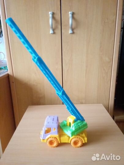 Машинка-грузовик с выдвижной лестницей