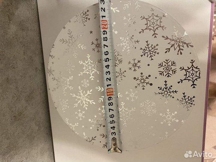 Новогодняя подарочная коробка d-24 см